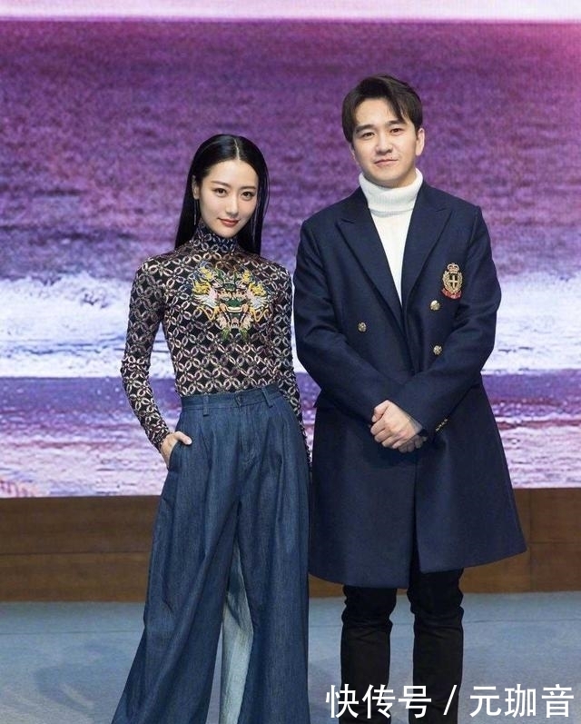 「 不住」她搭配印花上衣却意外时髦，白冰厉害了！拖地阔腿裤一般人吼不住