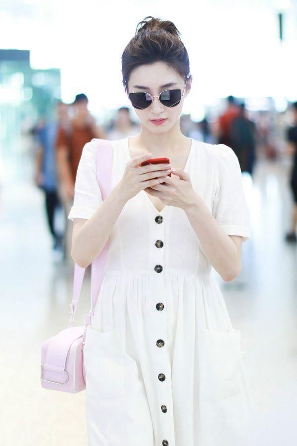 江疏影胸平成中学生，网友:都这样了，还不穿内衣呢?