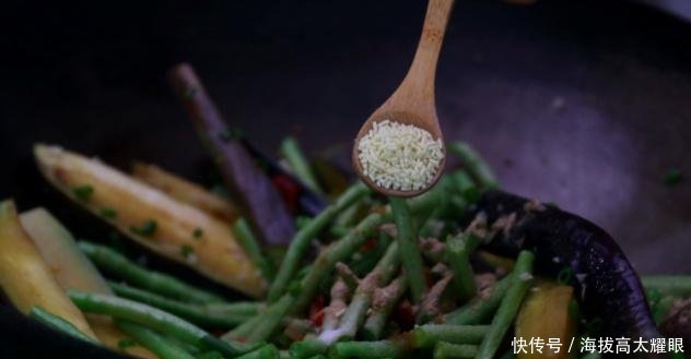  软烂：长豆角烧茄子的家常做法，软烂适口，有滋有味