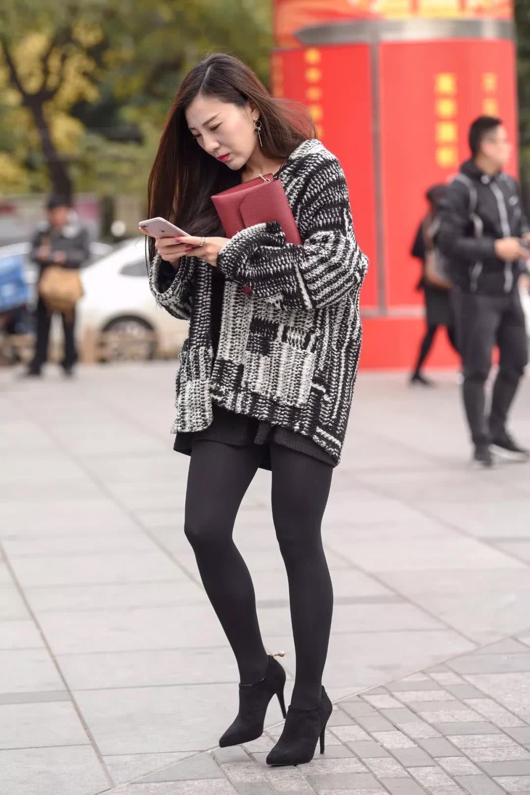 气质小姐姐身穿黑色紧身热裤，大秀一双迷人的大长腿