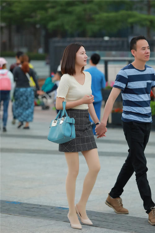 『奶油色』路人街拍：“奶油色”针织短上衣搭配A字裙，穿出了女神范！
