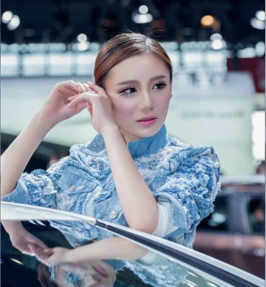 气质小姐姐漏脐装大展好身材，超短裤短出新界限，网友：车不及人