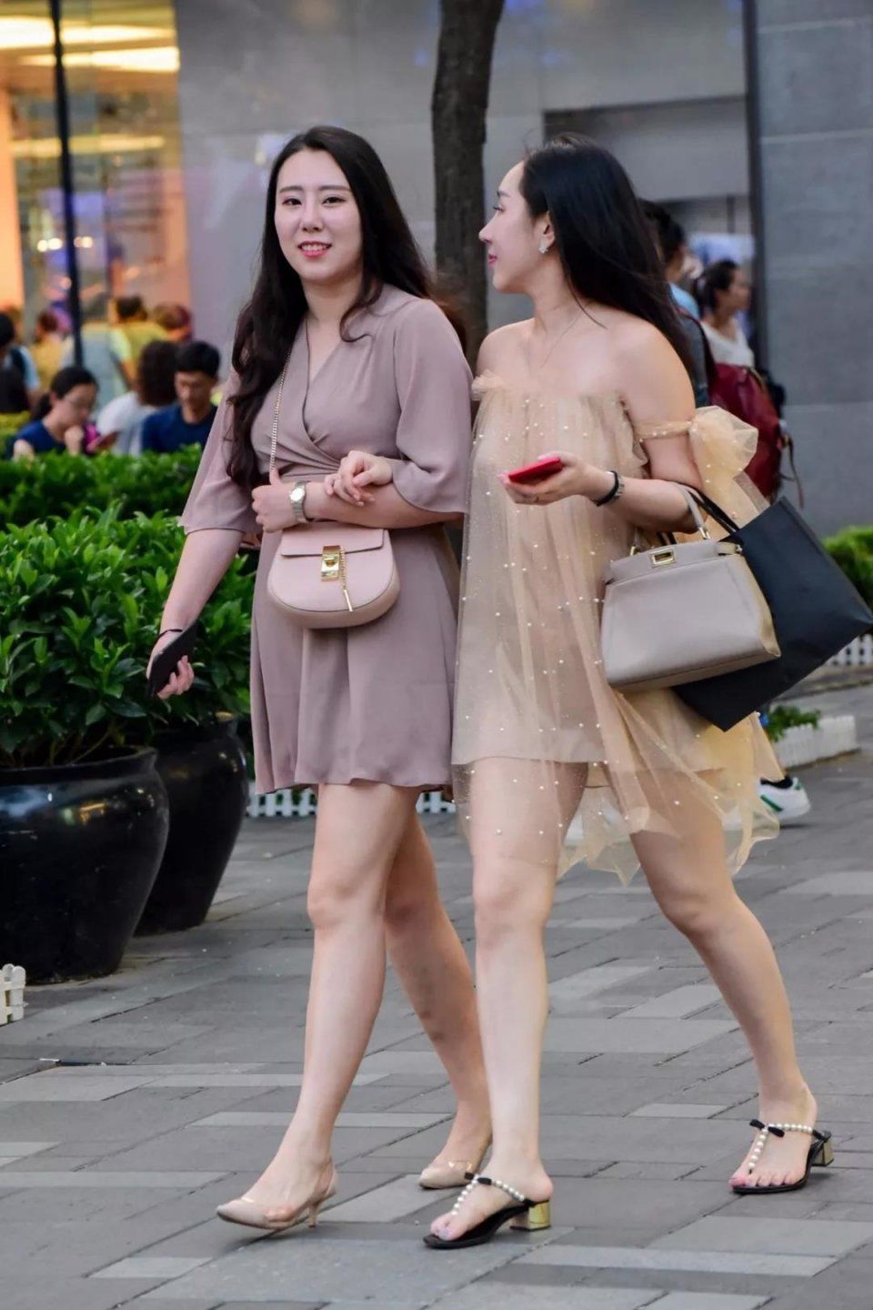 街拍：在街头体态风韵温柔性感的美女