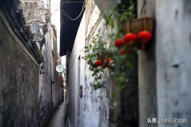 不输苏杭，这座峨眉山脚下的原始古镇，随手一拍就是风景