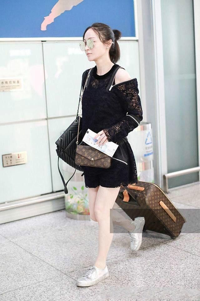 这是姚笛?机场公然穿蕾丝裙，纯素颜毫无气色