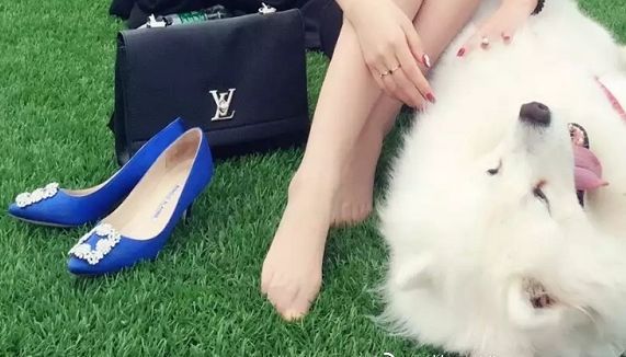 时尚百搭的尖头细跟，更显女性优雅大方的气质，非常迷人！