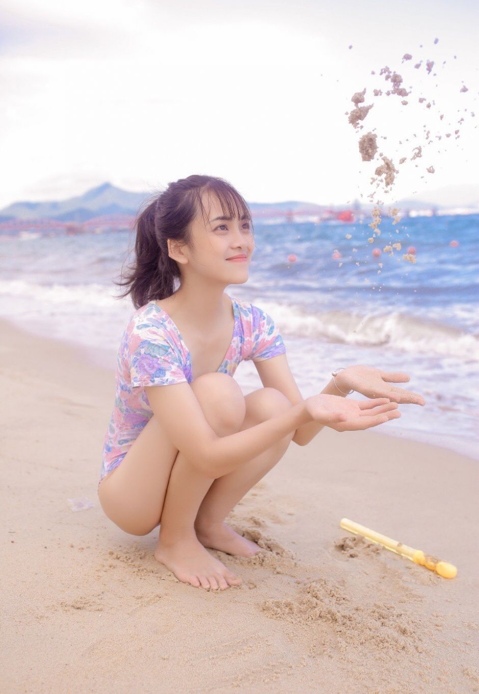 清凉高马尾美女碎花连体泳衣沙滩嬉戏写真图片