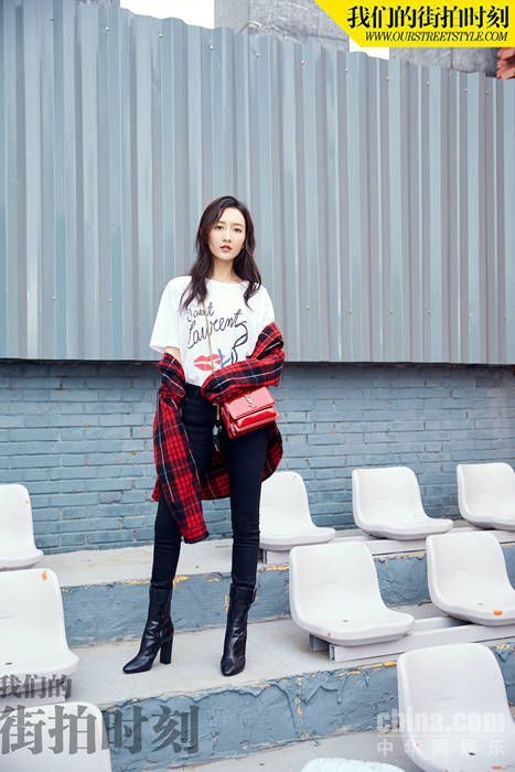 王鸥简约干净的黑白look 酷帅街头风摇滚范儿十足