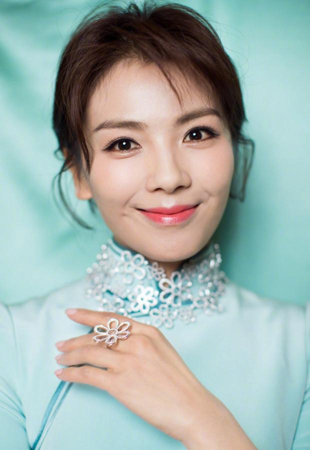 范冰冰穿的旗袍算什么，刘涛这袭天蓝色开叉旗袍才叫一个惊艳！