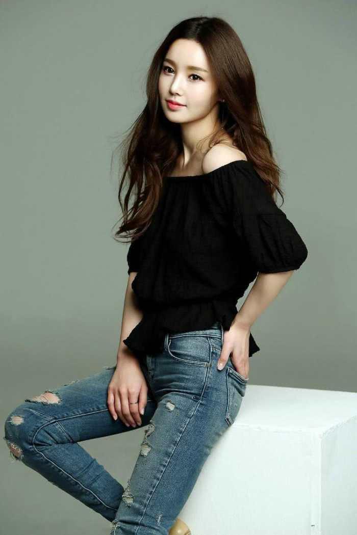 牛仔紧身裤裤穿出不一样的风采，塑造更立体的身体视觉曲线