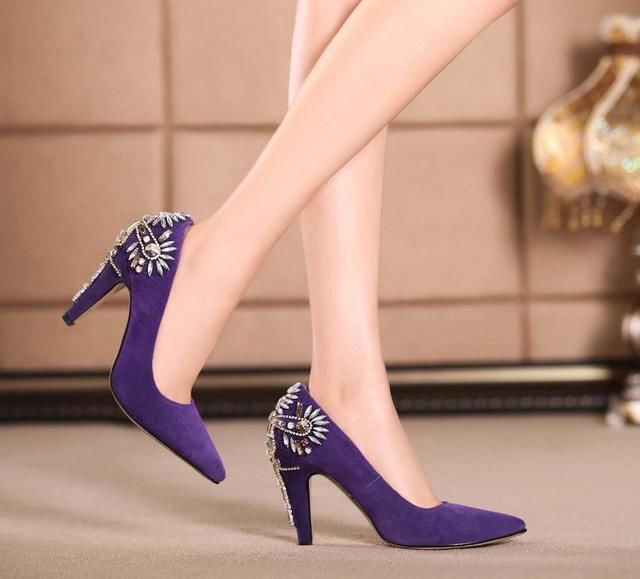 尖头细跟高跟鞋，谁穿谁有范