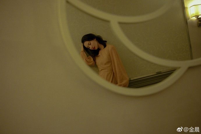 金晨穿优雅妖娆长裙秀小性感 玲珑身姿若隐若现