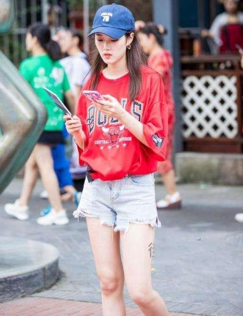 街拍：模特身材和颜值的小姐姐，有着完美的身材曲线和精致的容颜