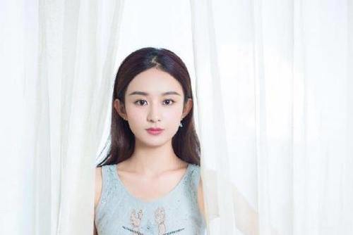 李一桐和赵丽颖同是一百六十五，同穿蓝色裙，网友：谁丑谁尴尬。