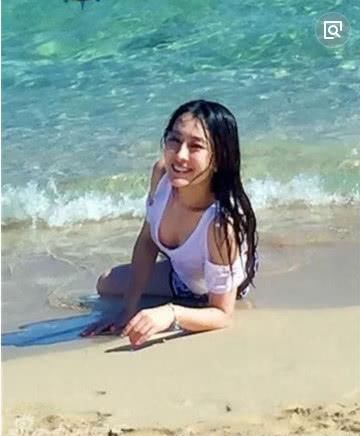 马苏太能玩了，网友：短裤剪成了“三角形”，这下面的黑色是什么