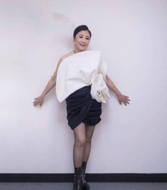  「修饰身材」汪明荃越来越敢穿，高领上衣搭配银色百褶裙，意外高级又减龄
