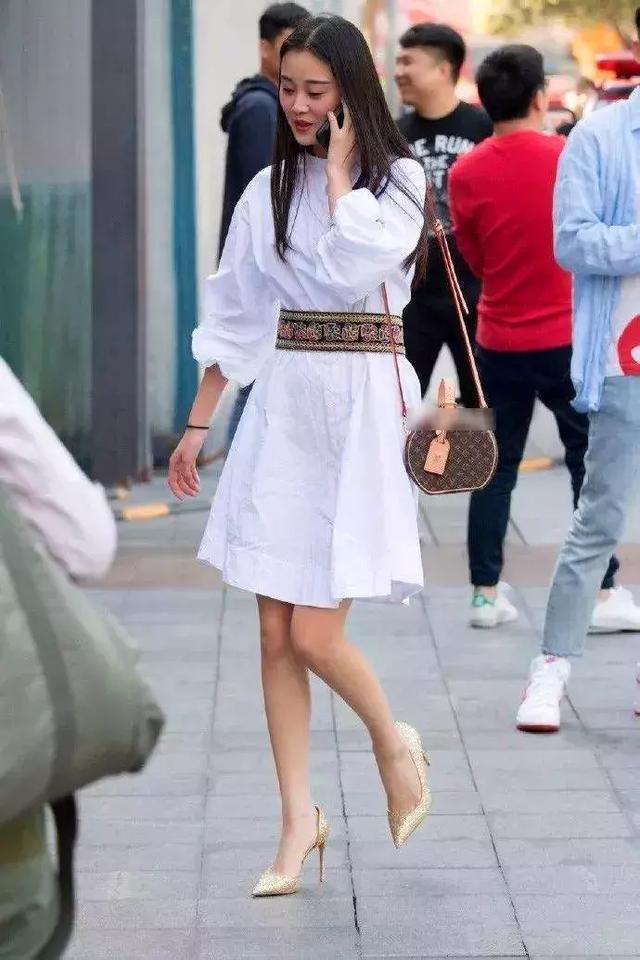  「美女」街拍：短发美女白色上衣配短裤，脚踩高跟鞋，大方又不失美感
