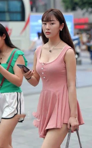 小羽街拍：粉色长裙美女，身材凹凸有致，面容美丽迷人！