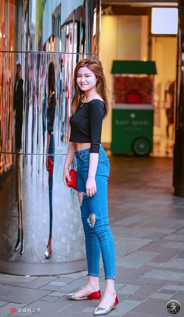  「清纯」街拍：美女清纯甜美的搭配，看似平凡简单的穿搭，却十分招人喜欢