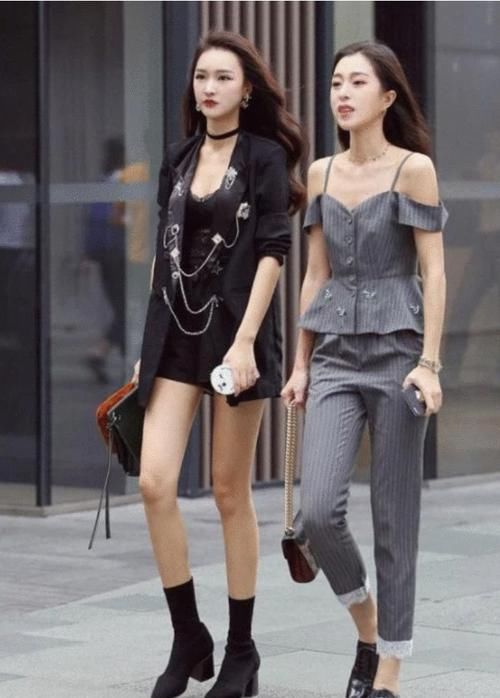小姐姐■街拍:小姐姐穿着黑色西装,一双明亮的黑色钻石高跟鞋,非常优雅