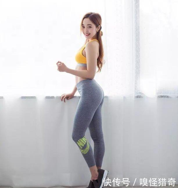 街拍，小姐姐穿吊带配热裤清凉又舒适，身材丰满，大长腿抢镜