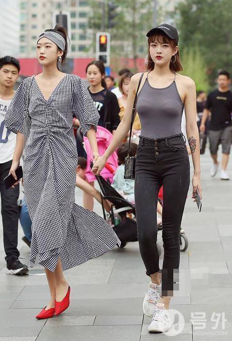 穿牛仔裤去逛街的小姐姐们，增加青春活力的魅力身姿