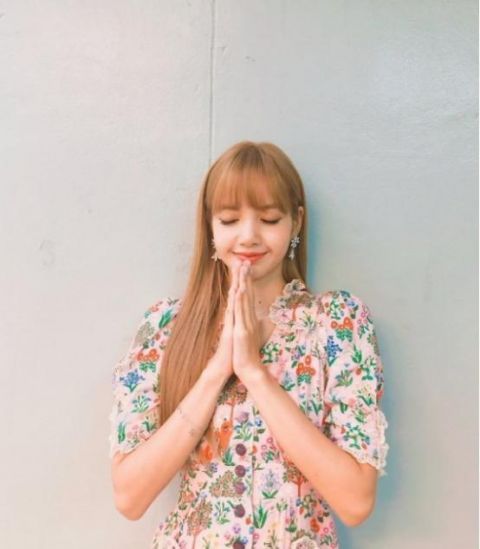  『纷纷』出门拍照，明星们纷纷穿上碎花裙了，你怎能没有呢？