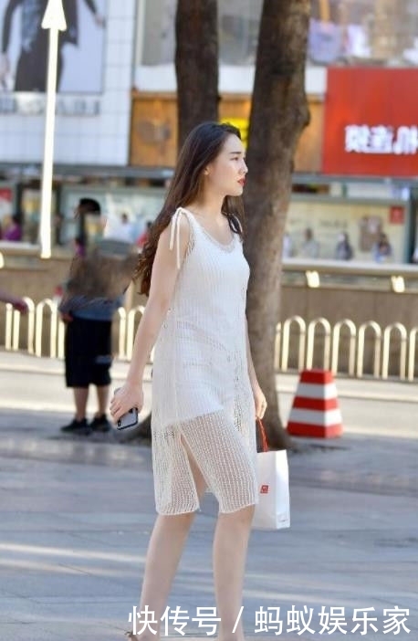 『女人味』街拍:身穿露肩白色时尚款连衣裙,秀出雪白的香肩,具有非常性感的女人味