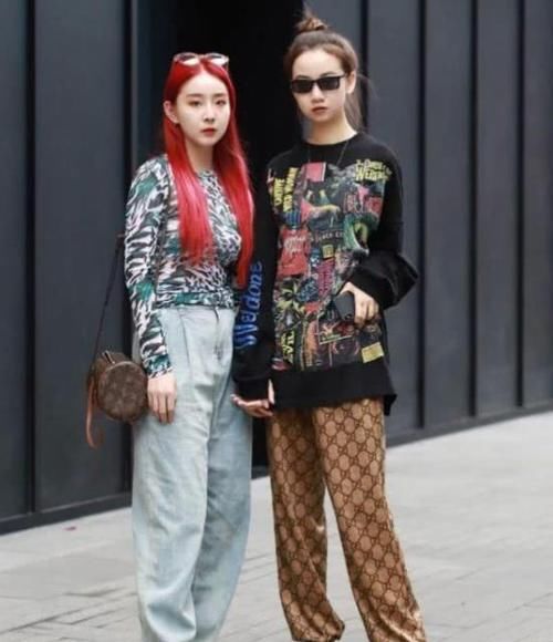  短袖：养眼女神街拍：明眸善睐的美女，一件白色短袖配卡其色裤子，时尚女神气质