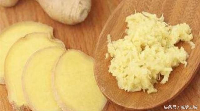 把白醋和生姜放在一起，解决了千万家庭主妇的一个难题，赶紧试试