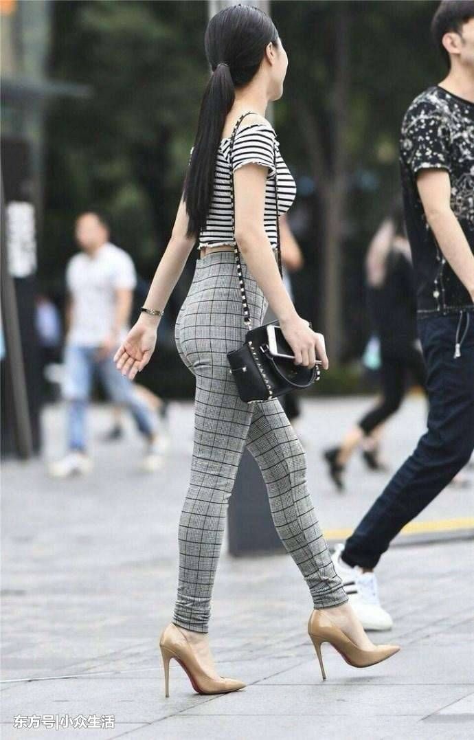 街拍:小姐姐紧身裤勒人, 上身满满的华丽感, 让人如何不爱?