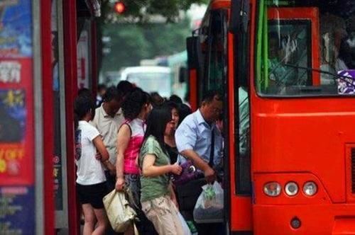  公交车：公交车“人挤人”不罚，私家车抱孩子就超载，这合理吗