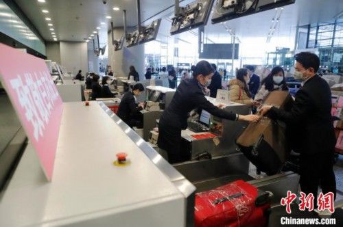  神山@上海第八批驰援武汉医疗队乘包机前往武汉 支援雷神山医院