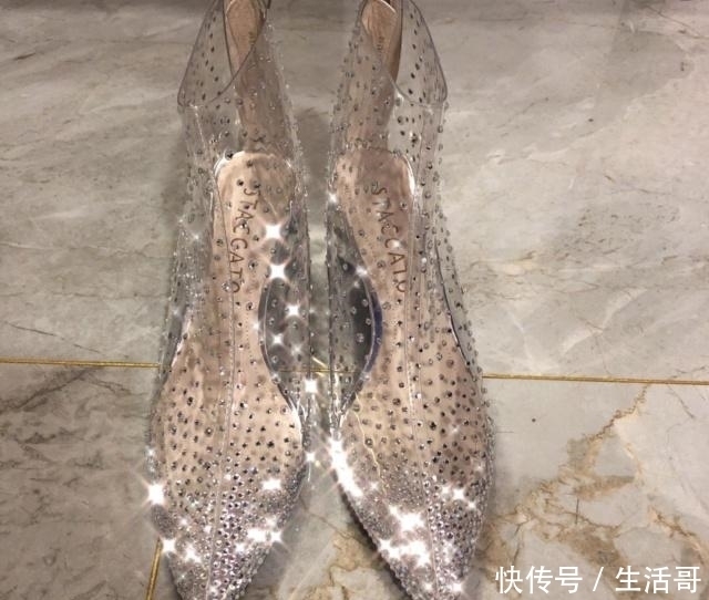 松糕鞋|上了年纪的女人,无论穿裤子还是裙子,少穿这六双鞋,土气还廉价