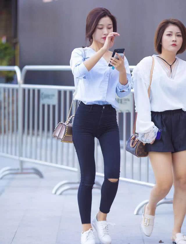 街拍：穿着紧身短裤优雅的小姐姐，曼妙苗条妩媚光鲜。