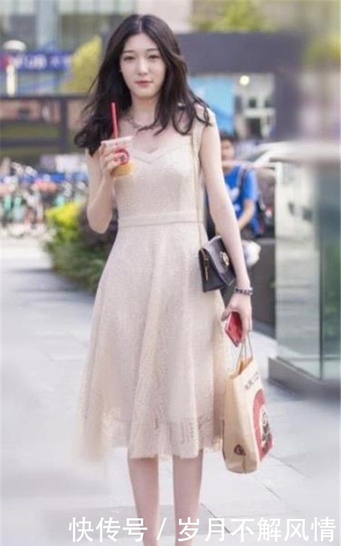  『气质』街拍：美女身材匀称，身穿浅色连衣裙，彰显楚楚动人的唯美气质