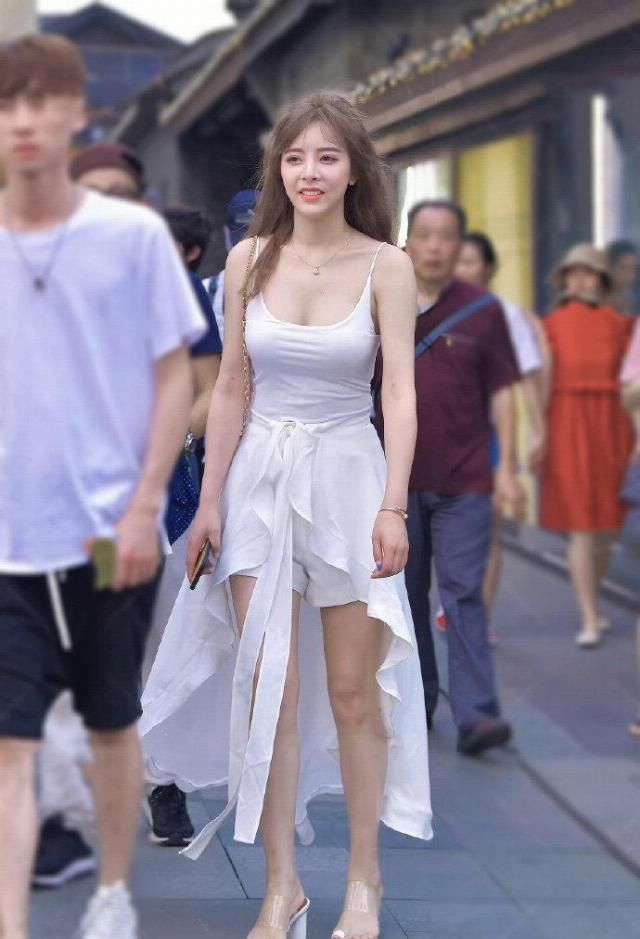  【姐姐】姐姐嫌连衣裙太长，把裙尾剪掉当腰带，也就你敢这样做