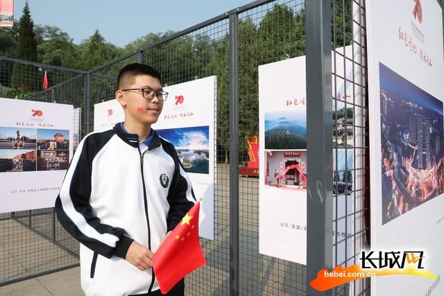 高清大图！参观者在西柏坡纪念馆观看阅兵式