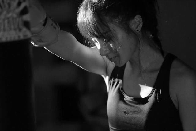 拳击少女姚笛来袭！运动内衣大秀好身材，黑白色诱惑满满！