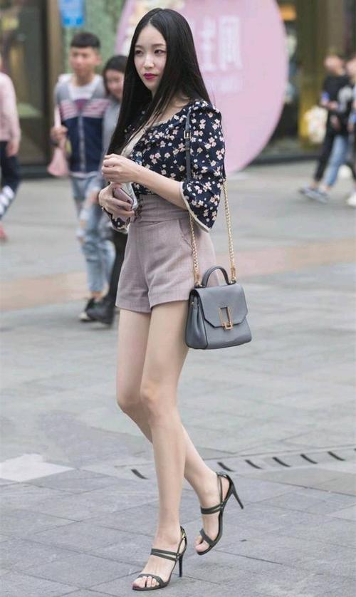 街拍： 穿着性感大方的小姐姐，展现出女性独特韵味和魅力！