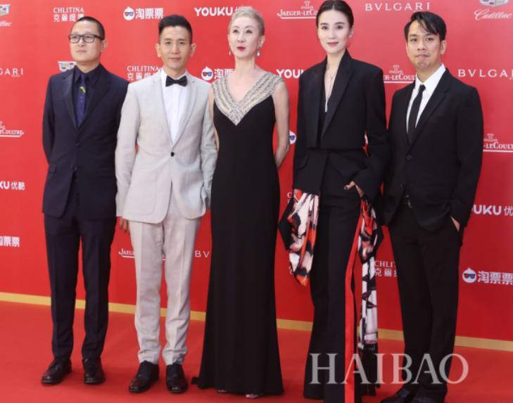 上海国际电影节红毯上，宋佳光彩夺目，艳压陶虹惊艳众人