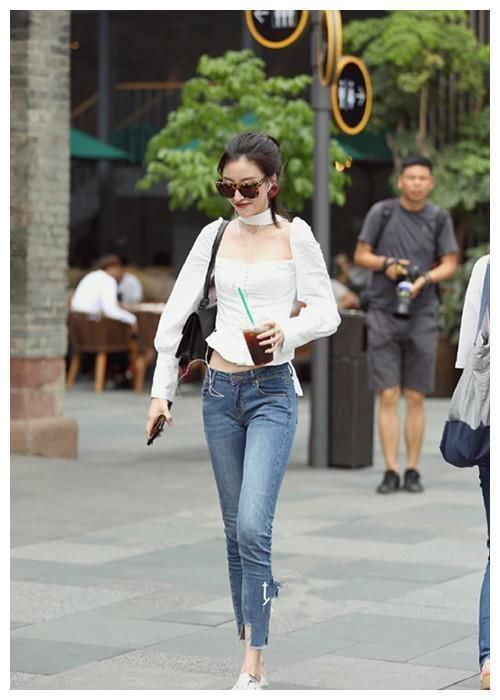 上海街拍:曲线迷人的紧身裤美女，凹凸有致的身材，十分抢眼!