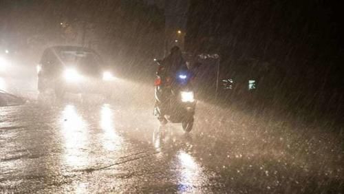  [开远光灯]暴雨天不能开双闪？老司机：这都不知道，驾照是买来