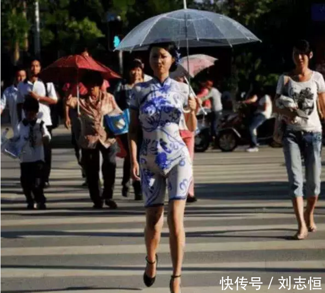 美女不穿衣服上街,一开始路人以为那是旗袍,细看才发现玄机