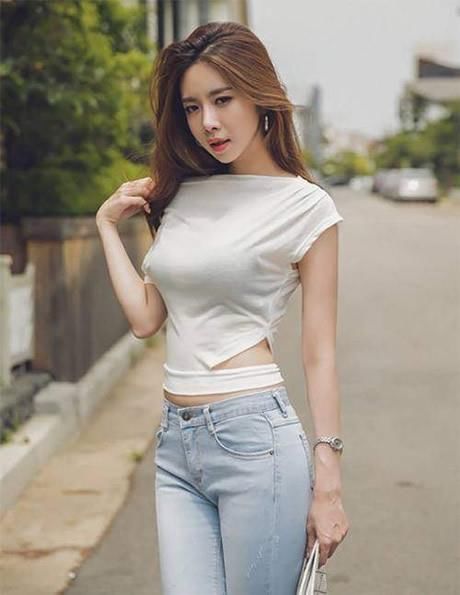 紧身牛仔裤展现出小姐姐优美的身材，衬托出性感的气质