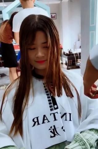 笑起来很甜的女孩突然想换个发型，剪了短发之后没想到这么的漂亮