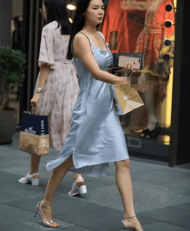 街拍：小姐姐身材凹凸有致丰满有型，展现苗条小蛮腰！