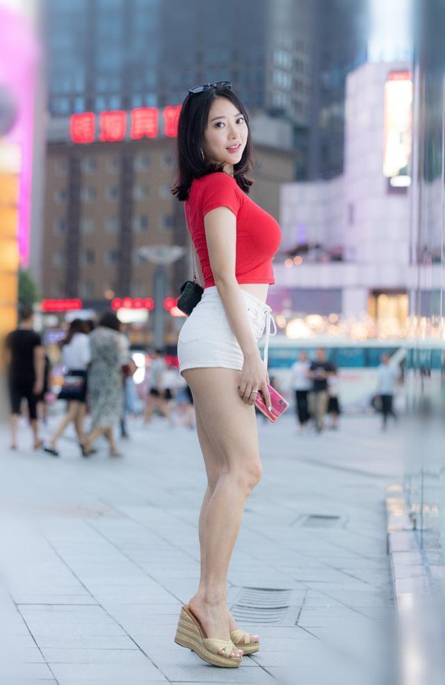 时尚街拍：小美女时尚娇美五官精致，大美腿格外吸引人！