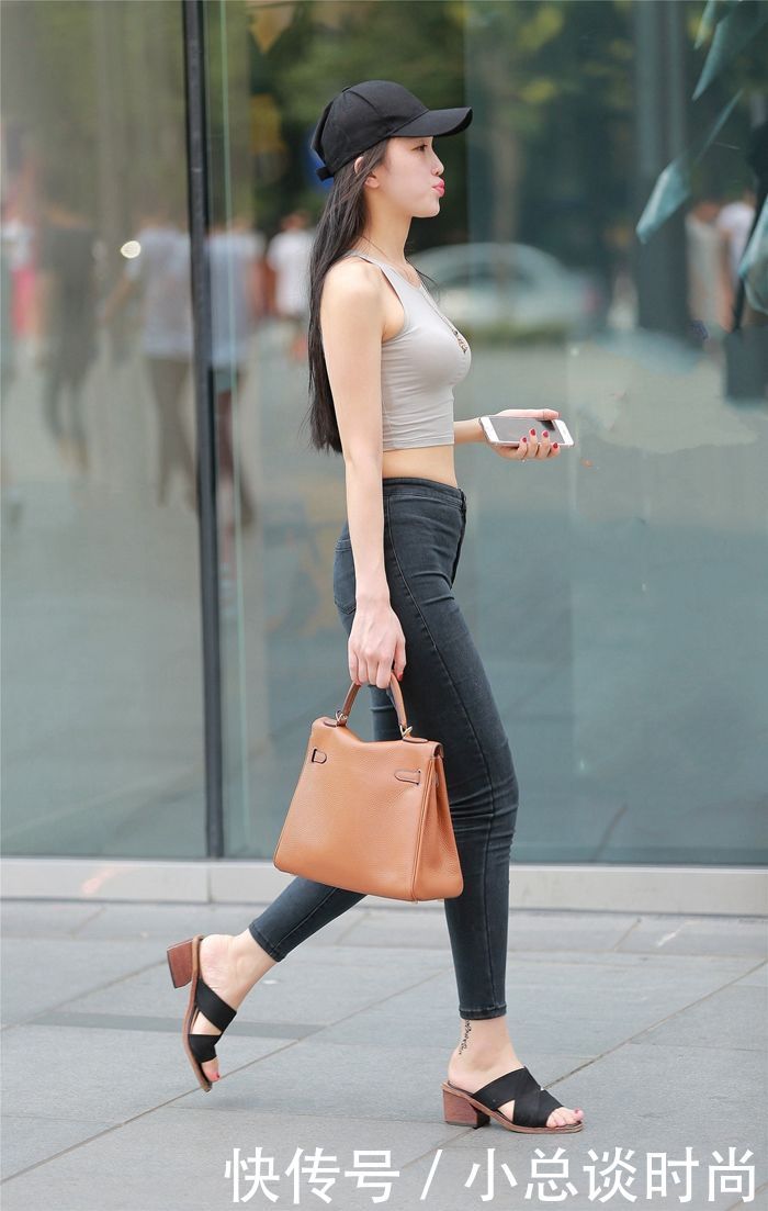 路人街拍:小姐姐白加黑搭配简单性感,修长美腿更加诱人!