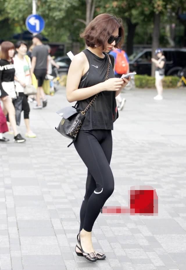 御姐轻薄的背心透出玲珑的身材，紧身裤穿出波涛汹涌的弧线